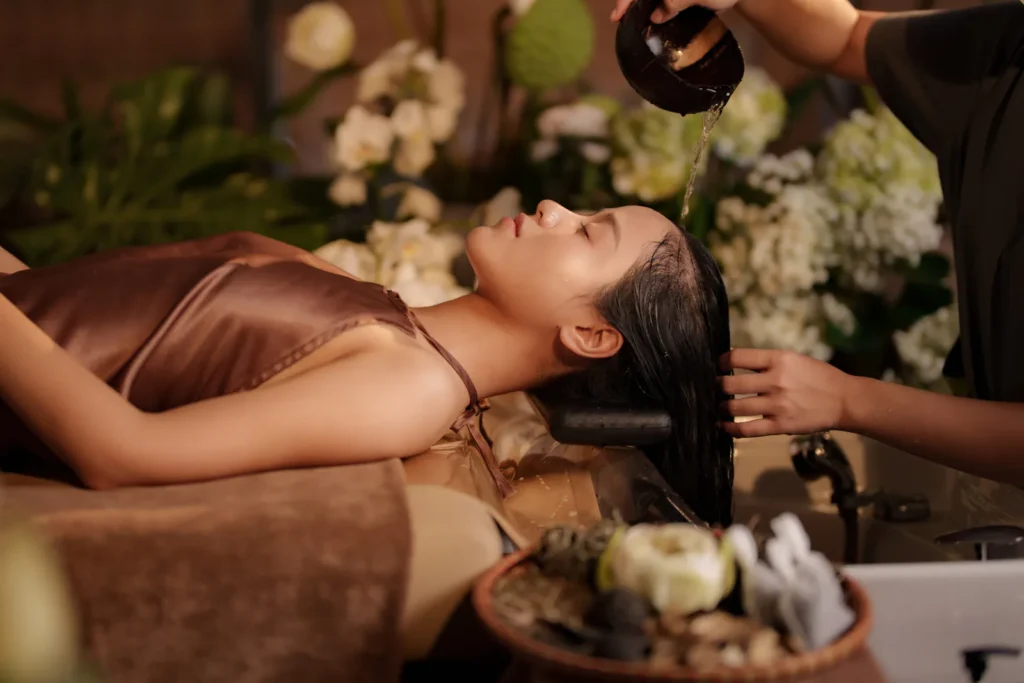 Ảnh kỹ thuật viên gội đầu dưỡng sinh cho khách